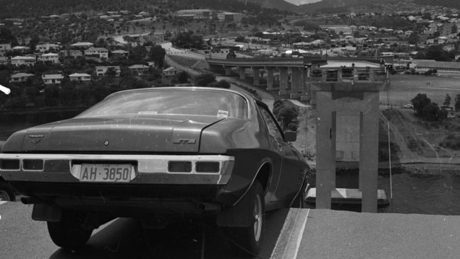 Tasman Bridge disaster January 1975: Retrieving the two cars from the edge of the damaged bridge. Frank Manley's Holden Monaro. Picture: Mercury archive