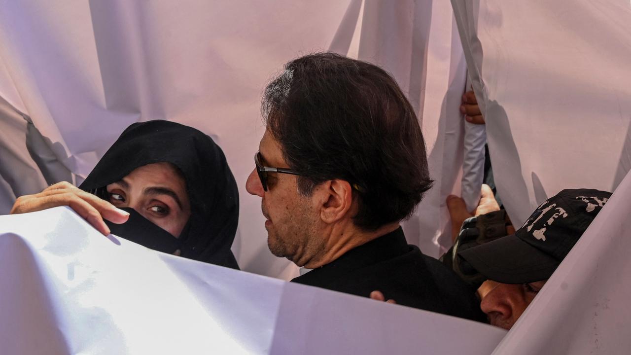 İmran Khan ve eşi yasa dışı evlilikten dolayı hapse atıldı