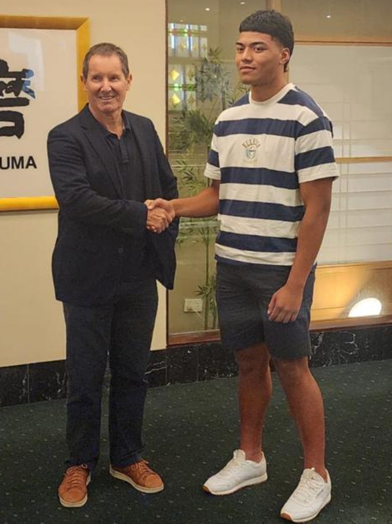 Former Wallabies coach Robbie Deans met with Heamasi in July but could not persuade the 17-year-old to consider a move to Japan, where Deans is currently coaching.