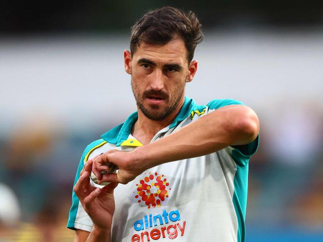 Australia's Mitchell Starc attends a warm up session before the ICC men's Twenty20 World Cup 2022 cricket match between Australia and Ireland at The Gabba on October 31, 2022 in Brisbane. (Photo by Patrick Hamilton / AFP) / -- IMAGE RESTRICTED TO EDITORIAL USE - STRICTLY NO COMMERCIAL USE --