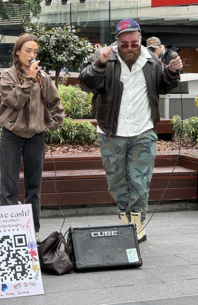 Teddy Swims was spotted in the Brisbane CBD holding an impromptu duet with Australian singer, Inoxia. Picture: Reddit