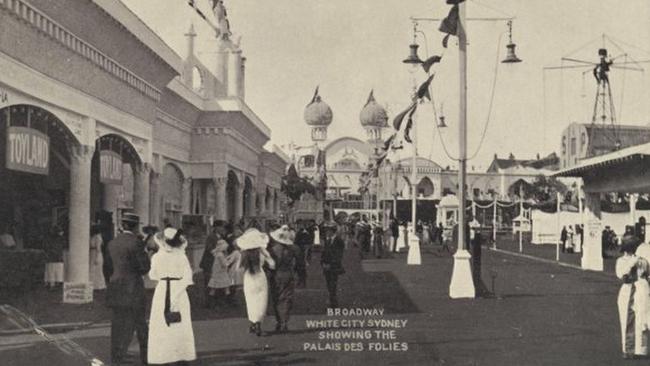 The Broadway in White City showing the Palais Des Folies. Picture: National Library of Australia