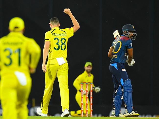 Josh Hazlewood (C) celebrates after taking the wicket of Sri Lanka's Danushka Gunathilaka. Picture: Ishara Kodikara / AFP)