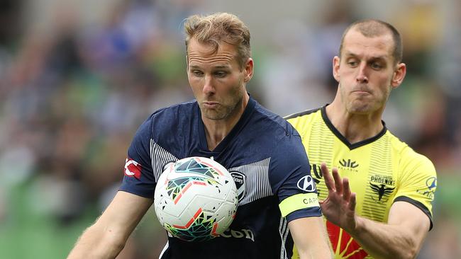 Ola Toivonen battles with Wellington Phoenix defender Luke De Vere during Saturday’s 0-0 stalemate.