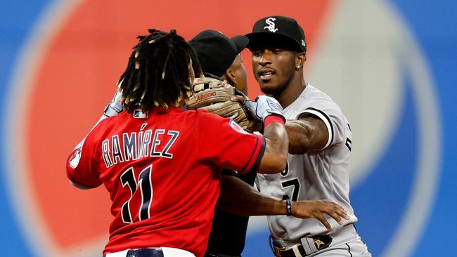 Jose Ramirez and Tim Anderson start to fight. (Photo by Ron Schwane / GETTY IMAGES NORTH AMERICA / Getty Images via AFP)