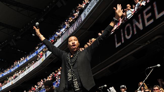 That’s how you do it: Lionel Richie knows how to work a stadium