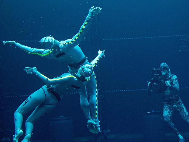 Avatar: The Way of Water (2022) behind the scenes underwater cinematography.PHOTO:  MARK FELLMAN/20TH CENTURY STUDIOS