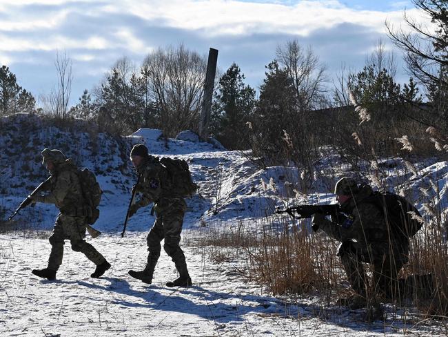 Ukrainian Territorial Defense Forces, the military reserve of the Ukrainian Armes Forces, take part in a military exercise near Kiev on December 25, 2021. - The trainees are part of reservist battalions set-up to protect a district in Kiev in the event of an attack on Ukraine's largest city. Dozens of civilians have been joining Ukraine's army reserves in recent months, as fears have mounted that Russia, which Kiev says has massed around 100,000 troops on its side of the border, is plotting to launch a large-scale attack. (Photo by Sergei SUPINSKY / AFP)