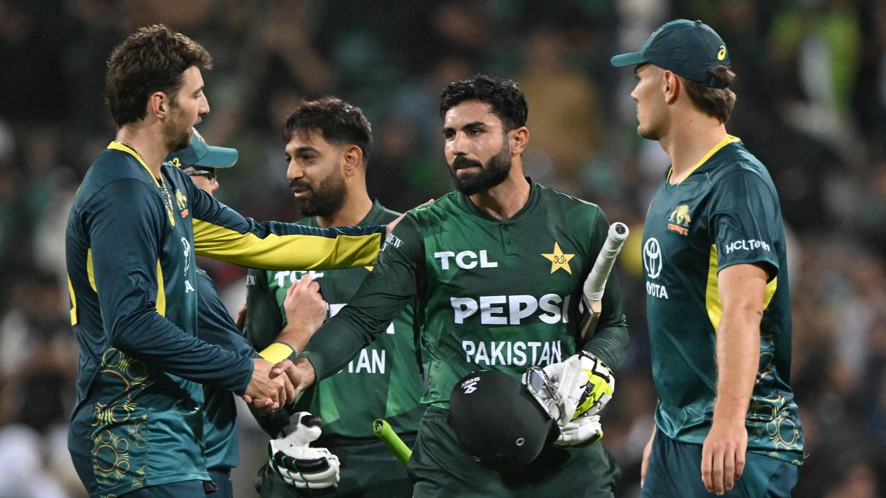 Pakistan’s Irfan Khan (C) shakes hands with Australia’s Tim David on Saturday. Photo by Saeed KHAN / AFP.