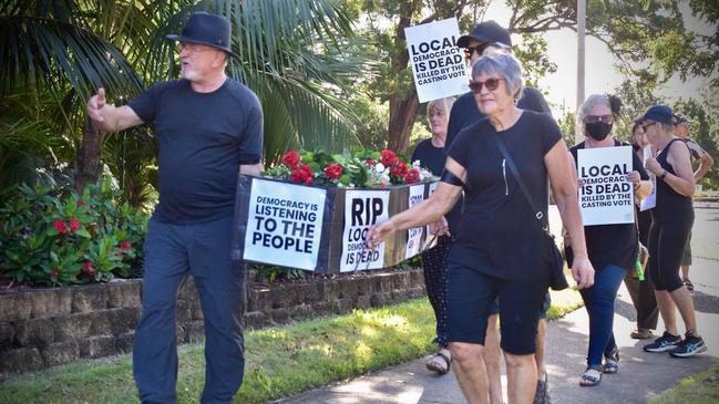 Protesters against the Cultural and Civic Space prior to the March 4 extraordinary meeting.