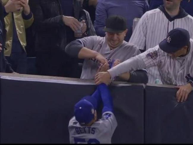 Yankees fan wrestle & grab Dodgers star!