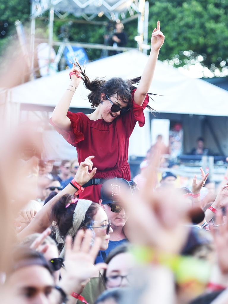 The crowd enjoys Illy at BASSINTHEGRASS 2015