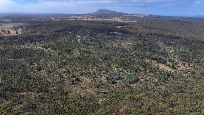 An aerial shot shows the large scale of the search area. Picture: NCA NewsWire / Ian Wilson. . Picture: NCA NewsWire / Ian Wilson