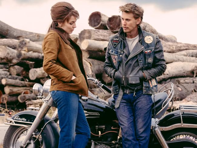 (L to R) Jodie Comer as Kathy and Austin Butler as Benny in director Jeff Nichols' THE BIKERIDERS, a Focus Features release. Credit: Kyle Kaplan/Focus Features. © 2024 Focus Features. All Rights Reserved.