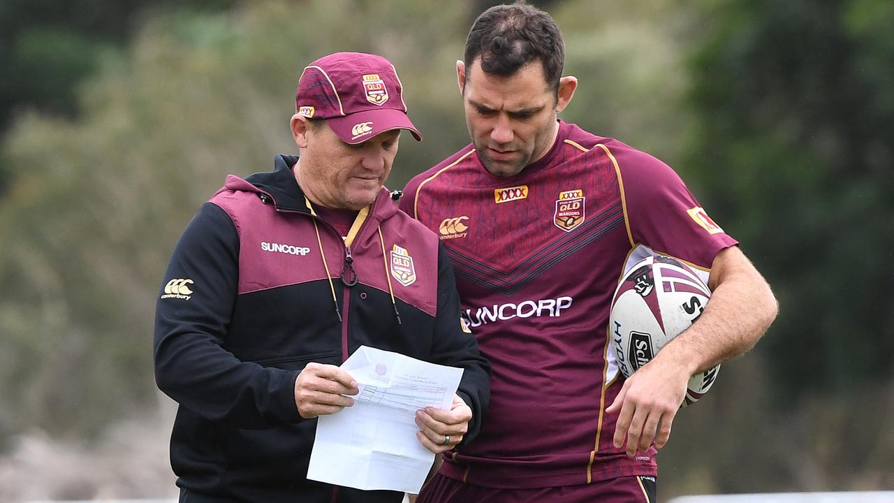 Kevin Walters and Cameron Smith talk during a Queensland State of Origin team training session