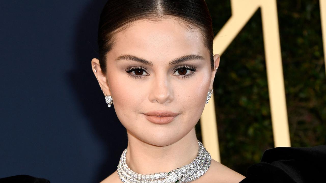 Selena Gomez wore a necklace worth more than $1 million but no shoes while presenting an award at the Screen Actors Guild Awards. Picture: Patrick T. Fallon / AFP