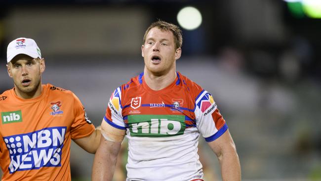 Tim Glasby of the Knights leaves the field following a head knock during the Round 3 NRL match between the Canberra Raiders and Newcastle Knights at GIO Stadium, Canberra, Friday, March 29, 2019. (AAP Image/Rohan Thomson) NO ARCHIVING, EDITORIAL USE ONLY