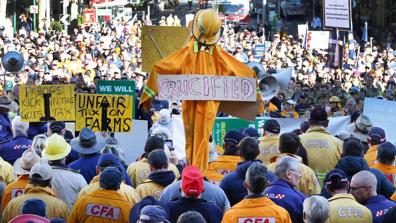 Fireys, farmers descend on parliament, union boss accuses govt of cancelling V/Line trains