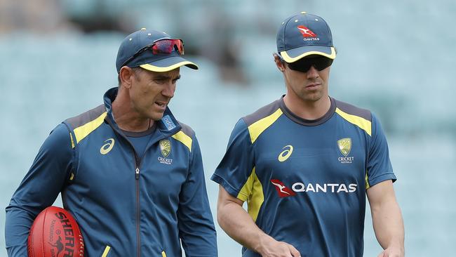 LONDON, ENGLAND - SEPTEMBER 11: Travis Head of Australia speaks with Justin Langer, coach of Australia,  during the Australia Net Session at The Kia Oval on September 11, 2019 in London, England. (Photo by Ryan Pierse/Getty Images)