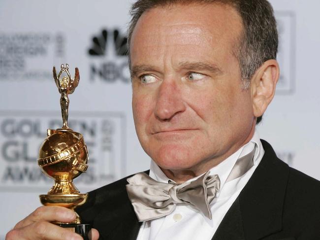 Robin Williams holding an award at the Golden Globe Awards in 2005, during which time he had lapsed back into alcoholism.