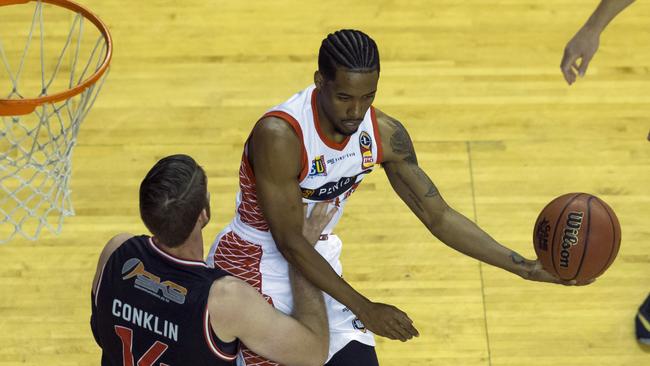 Bryce Cotton of the Wildcats (centre) drives to the basket during the Round 5 NBL match between the Illawarra Hawks and the Perth Wildcats at the WIN Entertainment Centre in Wollongong, Sunday, November 11, 2018. (AAP Image/Craig Golding) NO ARCHIVING, EDITORIAL USE ONLY