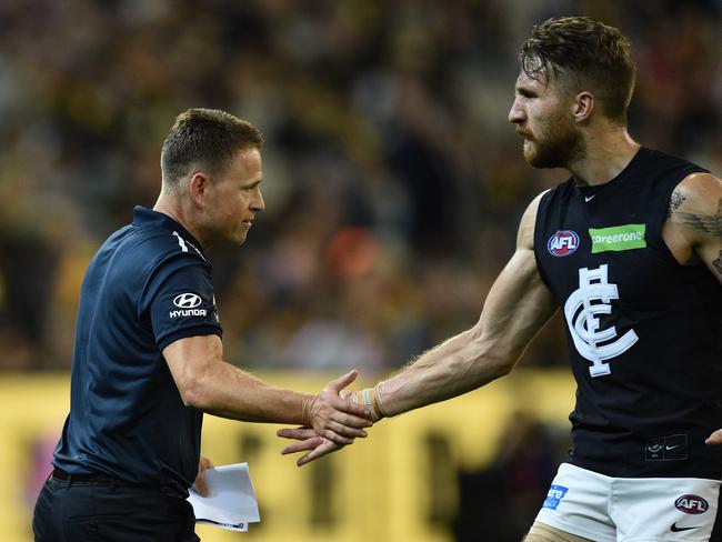 Carlton Blues coach Brendon Bolton (left) slaps hands with Zach Tuohy in 2016. (AAP Image/Julian Smith)