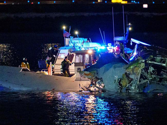 ARLINGTON, VIRGINIA - JANUARY 30: (EDITORS NOTE: Image contains graphic content) Emergency response units assess airplane wreckage in the Potomac River near Ronald Reagan Washington Airport on January 30, 2025 in Arlington, Virginia. An American Airlines flight from Wichita, Kansas collided with a helicopter while approaching Ronald Reagan National Airport.   Andrew Harnik/Getty Images/AFP (Photo by Andrew Harnik / GETTY IMAGES NORTH AMERICA / Getty Images via AFP)