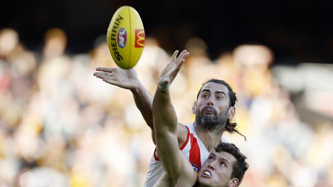 MELBOURNE , AUSTRALIA. April 27, 2024.  AFL...  Hawthorn vs Sydney at the the MCG.  Lloyd Meek of the Hawks and Sydneys Brodie Grundy battle at a boundary throw in during the 1st qtr.     . Pic: Michael Klein