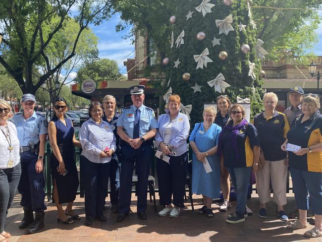 Orana Mid-Western District police and rotary clubs raising awareness for domestic and family violence. Photo: Tijana Birdjan