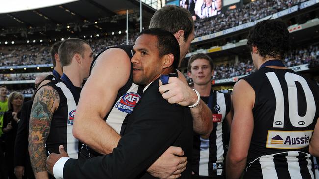 Leon Davis hugs Travis Cloke after the 2010 Grand Final replay.