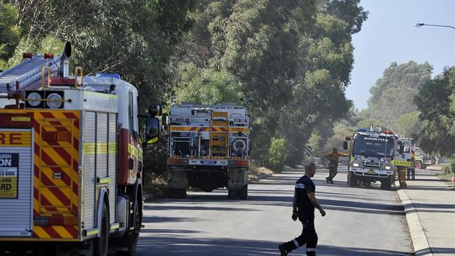 Firefighters save 200 homes in southern suburbs bushfire | news.com.au ...