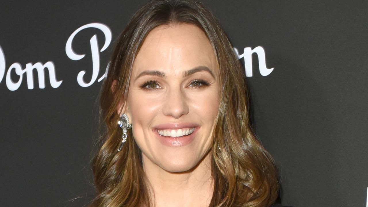 Jennifer Garner recreates ‘Alias’ pool scene on Instagram | news.com.au ...