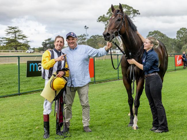 Justin Potter (left) and David Jolly (right) pose with Volcanic Express after the Hills Railway victory at Oakbank. Picture: Makoto Kaneko