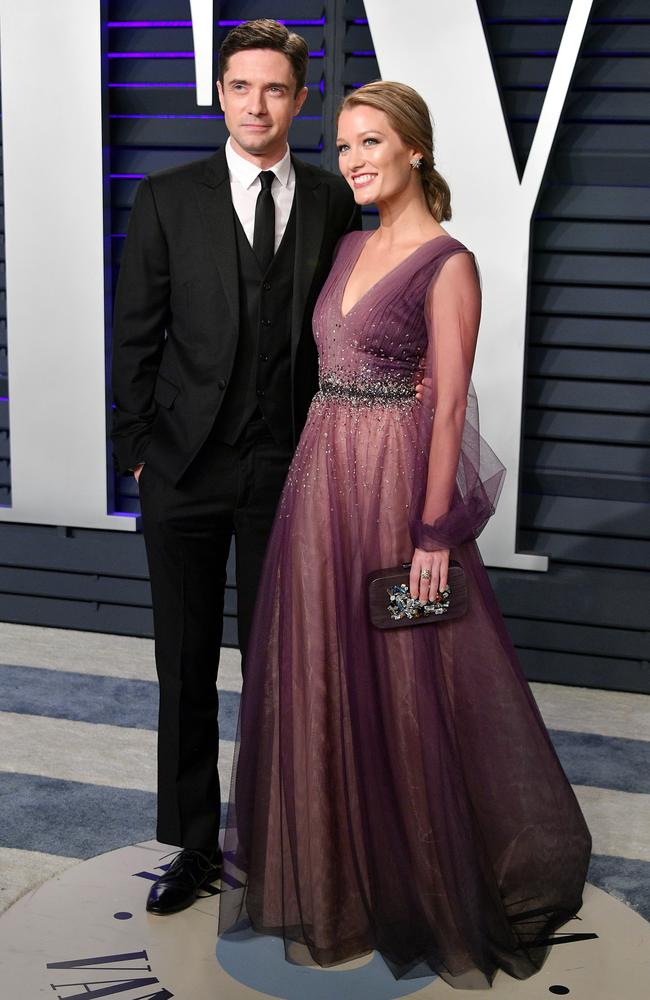 Topher Grace (L) and Ashley Hinshaw attend the 2019 Vanity Fair Oscar Party hosted by Radhika Jones at Wallis Annenberg Center for the Performing Arts on February 24, 2019 in Beverly Hills, California. (Photo by Dia Dipasupil/Getty Images)