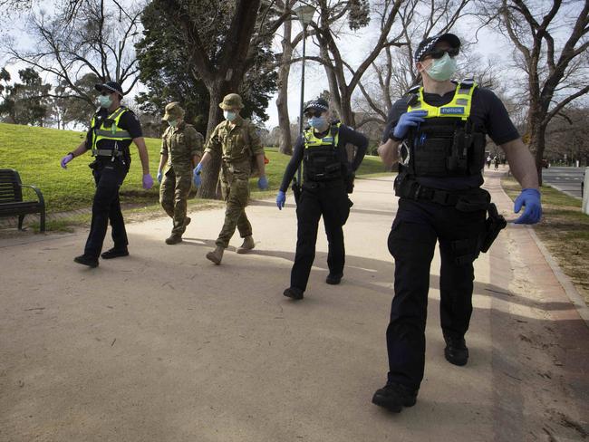 MELBOURNE, AUSTRALIA - NewsWire Photos AUGUST  30 2020: Police officers and army personnel patrol the Tan Track on Sunday during stage 4 COVID-19 lockdowns across MelbournePicture: NCA NewsWire / David Geraghty