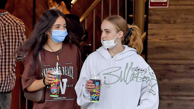 Patrons wearing masks around the Brisbane CBD. (NCA NewsWire / John Gass)