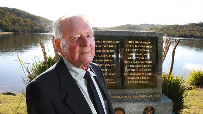 WWII Veteran Ray Cox at Manly Dam. (AAP IMAGE / MARK SCOTT)