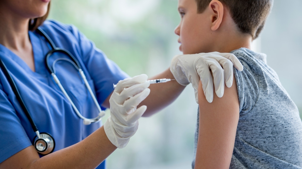 Zachęca się rodziców do szczepienia dzieci, ponieważ wysoce zjadliwy szczep grypy krąży w NSW i ośrodkach opieki nad dziećmi
