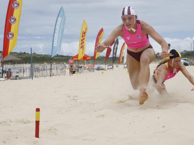 Pipi Barlow from QLD beats Macy Boisvert from WA, winning the Pathway Female Beach Flags. Australian Interstate surf Life saving Championships at Maroubra Beach. Picture; John Appleyard