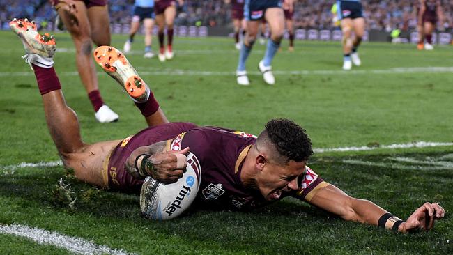 It’s a familiar sight for Maroons fans. (AAP Image/Dan Himbrechts)