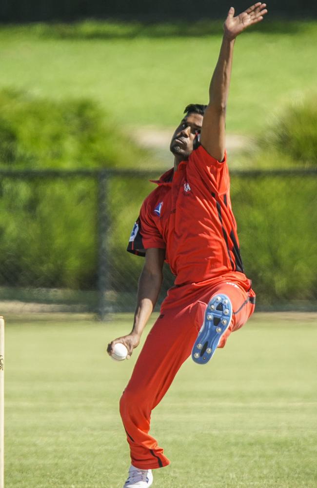 Damsara Menwara bowling for Moorabbin. Picture: Valeriu Campan