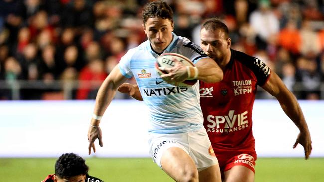 Racing92's English fullback Henry Arundell (C) avoids a tackle by Toulon's New Zealand fly-half Noah Lolesio (L) during the French Top14 rugby union match between Toulon and Racing92 at the Mayol stadium in Toulon on November 12, 2023. (Photo by Christophe SIMON / AFP)