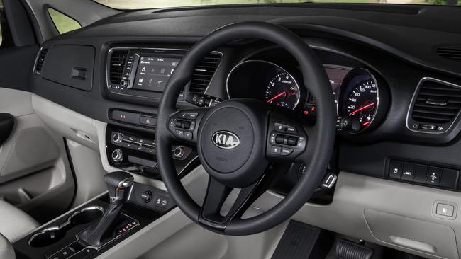 Kia Carnival: Eight seat people mover price, features and ...