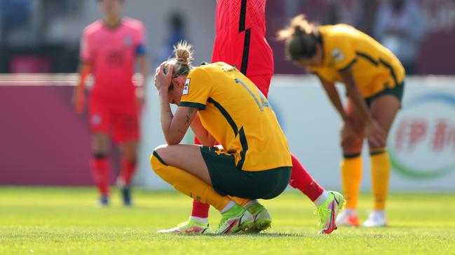 PUNE, INDIA - JANUARY 30: Shim Seo-yeon of South Korea celebrates her side's 1-0 victory while Alanna Kennedy of Australia shows dejection after the AFC Women's Asian Cup quarter final between Australia and South Korea at Shiv Chhatrapati Sports Complex on January 30, 2022 in Pune, India. (Photo by Thananuwat Srirasant/Getty Images)