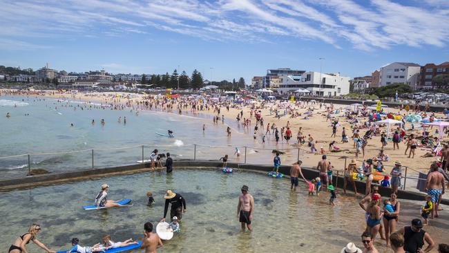 Multiple states have been issued a heatwave warning, as temperatures are forecast to reach the mid-40s. Picture: NCA NewsWire / Jenny Evans