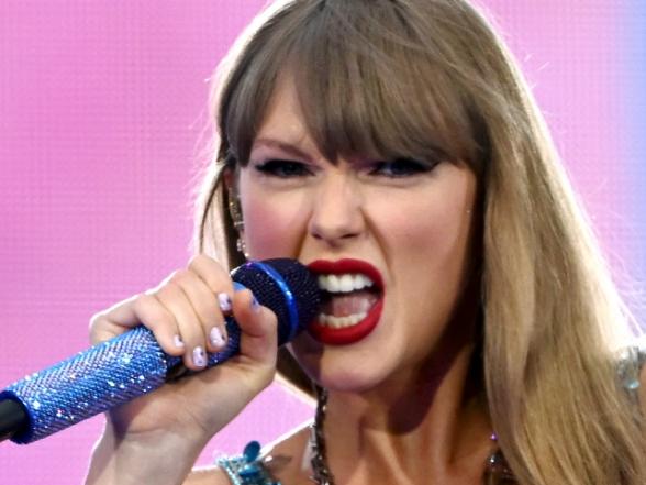 LONDON, ENGLAND - AUGUST 15: (EDITORIAL USE ONLY AND NO COMMERCIAL USE AT ANY TIME. NO USE ON PUBLICATION COVERS). Taylor Swift performs on stage during the 