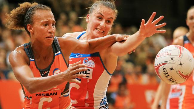 Serena Guthrie of the Giants (left) competes for the ball with Maddy Proud of the Swifts on Saturday night.