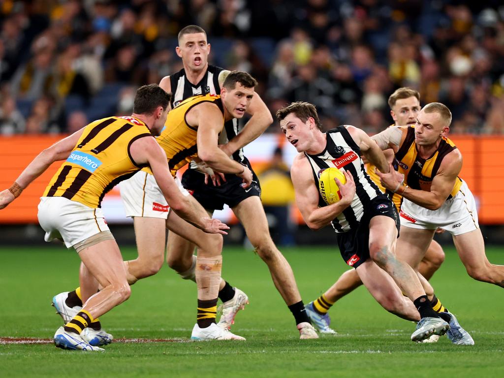James Worpel attempts to tackle Magpie Ned Long. Picture: Josh Chadwick/AFL Photos