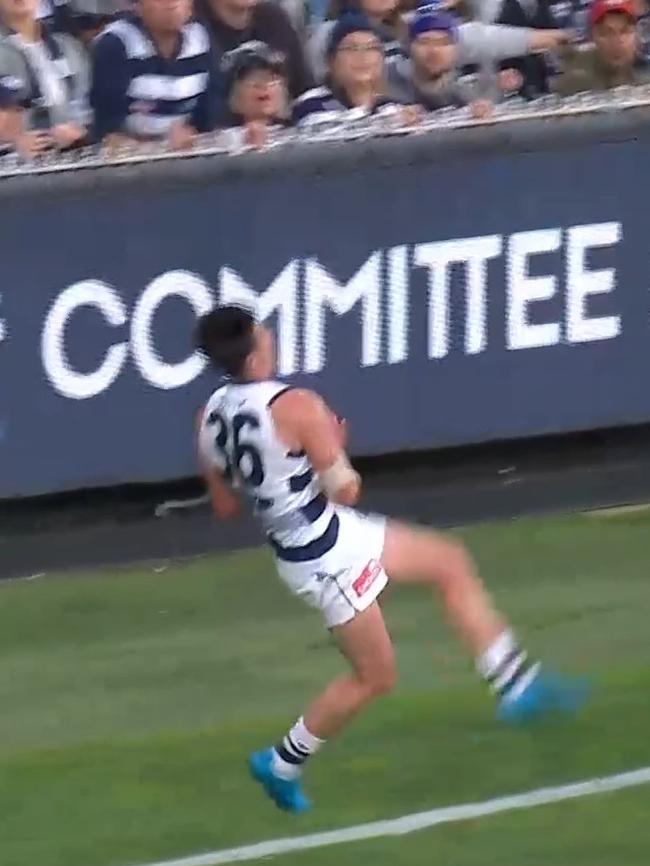 Ollie Henry marked it right on the goal line. Photo: Fox Footy.