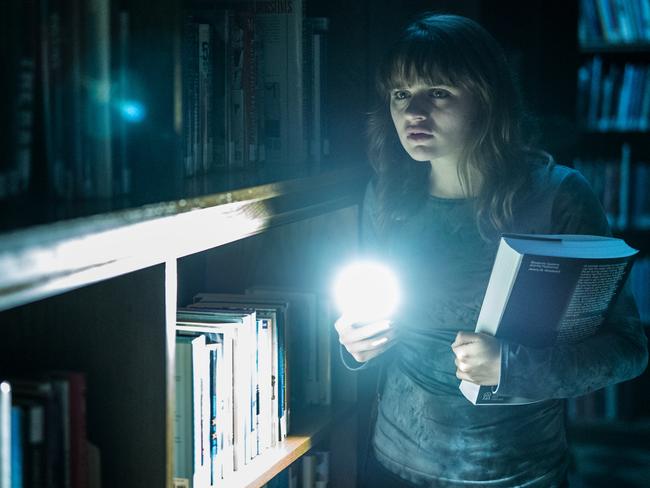 Wren (Joey King) is terrorised by Slender Man while researching "paranormal" activity in <i>Slender Man</i>.